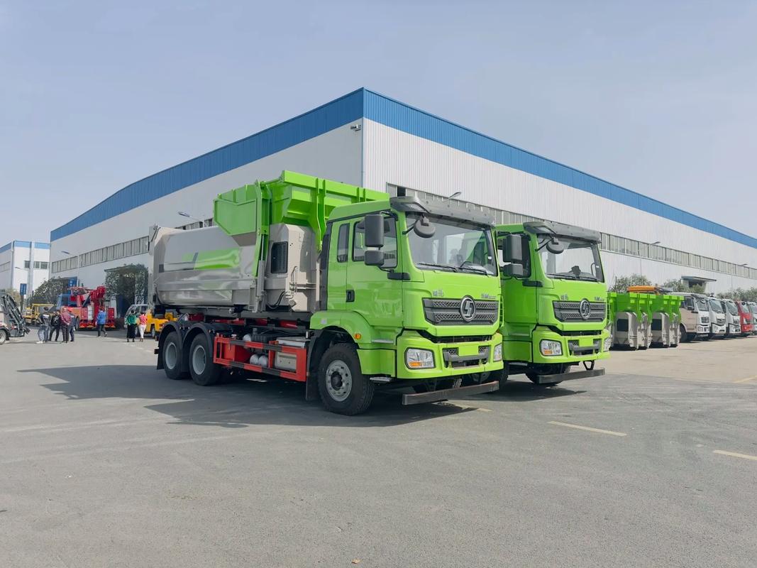 陜汽德龍M3000后雙橋勾臂垃圾車 重載利器，環保先鋒
